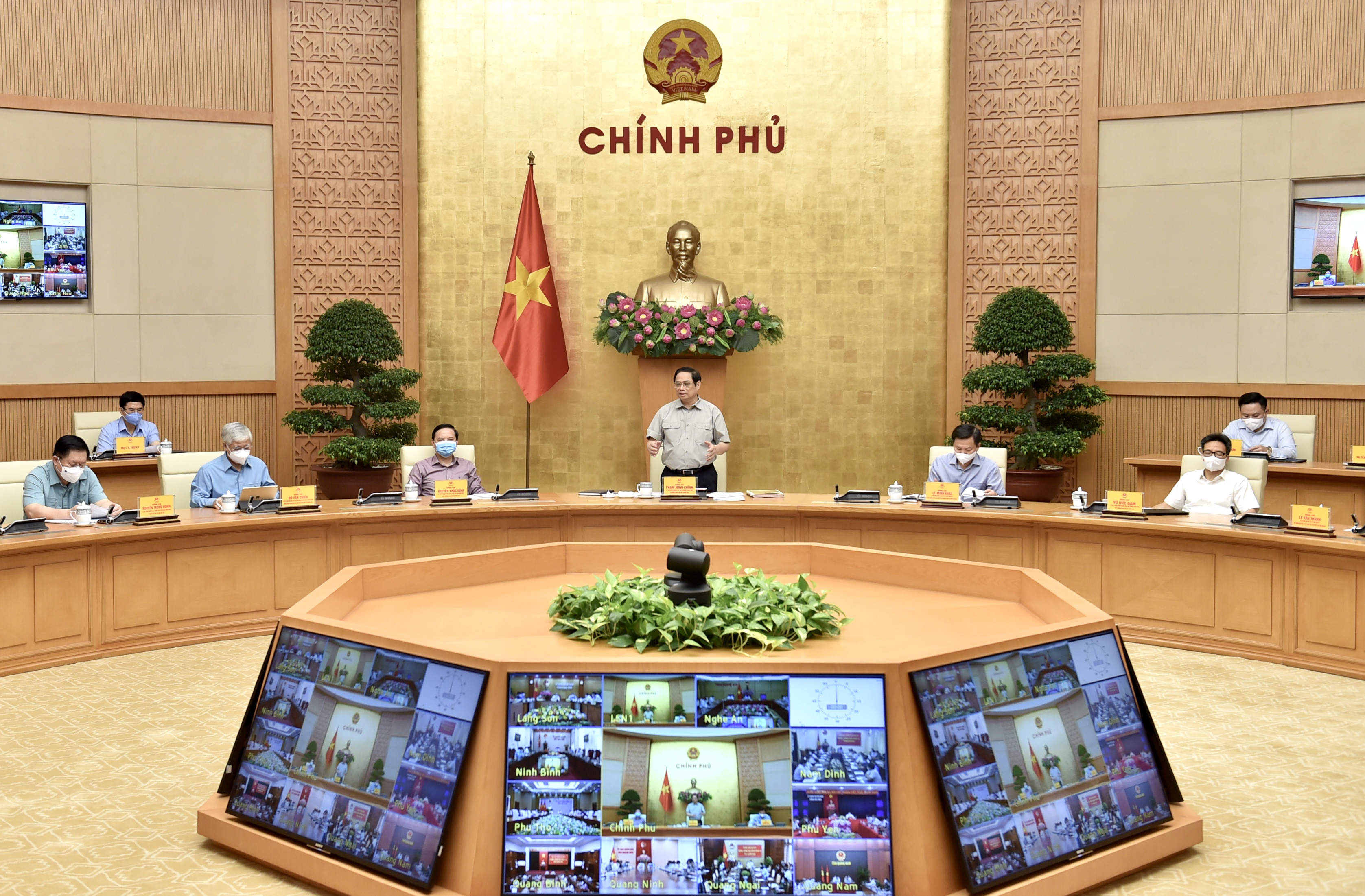 Thủ tướng Chính phủ Phạm Minh Chính, Trưởng Ban Chỉ đạo Quốc gia phòng, chống dịch Covid-19 đã chủ trì cuộc họp trực tuyến với các xã phường, quận huyện trên 63 tỉnh thành trên cả nước.