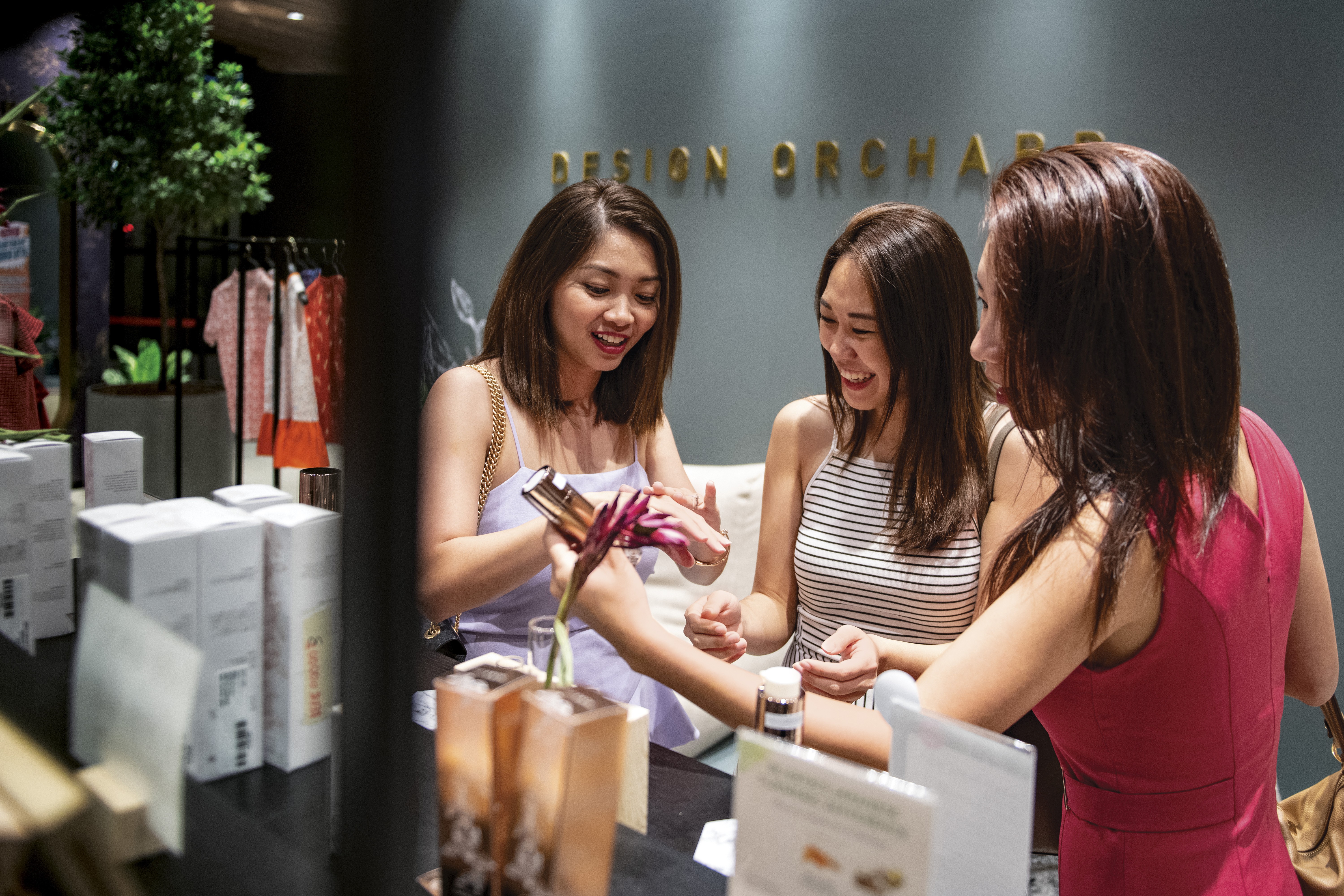 Người dân đang tích cực trở lại các cửa hàng dù vẫn chưa thể bằng với mức độ trước đại dịch.