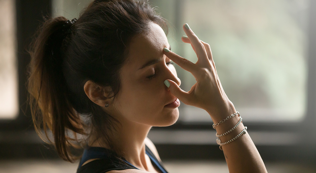 C&aacute;c chuy&ecirc;n gia khuyến c&aacute;o n&ecirc;n thực hiện thường xuy&ecirc;n h&iacute;t thở s&acirc;u trước khi ngủ v&agrave;o ban đ&ecirc;m v&agrave; sau khi thực dậy v&agrave;o buổi s&aacute;ng. C&aacute;ch n&agrave;y sẽ gi&uacute;p thư gi&atilde;n cơ thể v&agrave; t&acirc;m tr&iacute;.