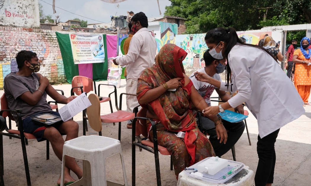 Tiêm phòng Covid-19 ở New Delhi, Ấn Độ - Ảnh: Bloomberg.