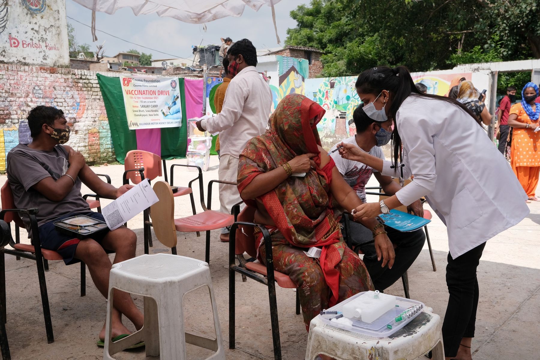 Tiêm phòng Covid-19 ở New Delhi, Ấn Độ - Ảnh: Bloomberg.