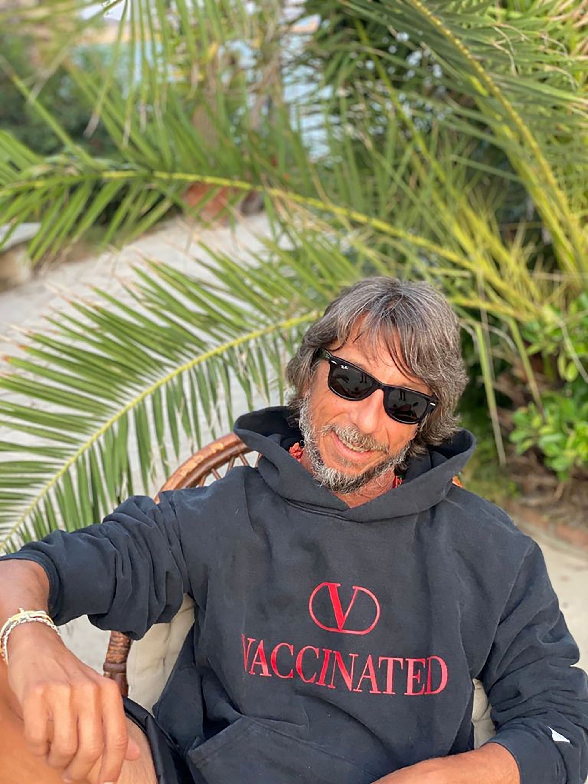 Gi&aacute;m đốc s&aacute;ng tạo Pierpaolo Piccioli chụp ảnh với một trong những chiếc &aacute;o 