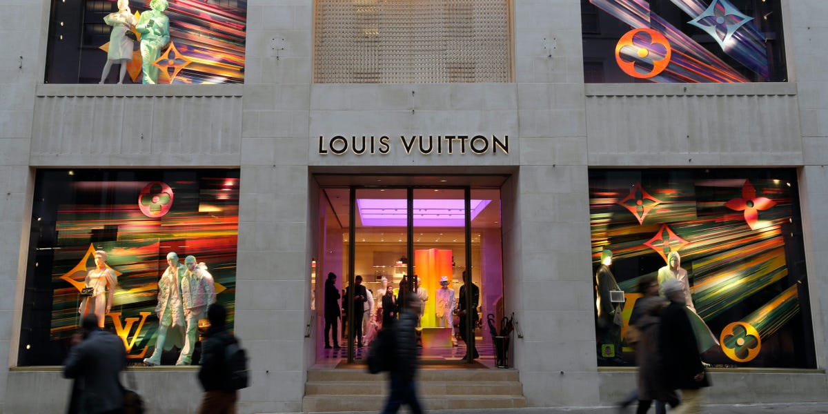 LVMH l&agrave; đế chế khổng lồ sở hữu Louis Vuitton, Givenchy, Christian Dior v&agrave; hơn 70 thương hiệu xa xỉ kh&aacute;c.