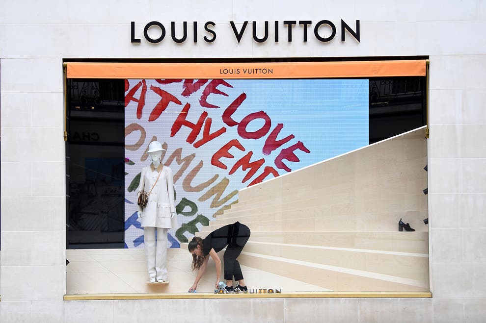 LVMH cho biết tập đoàn còn nhiều vị trí bị bỏ ngỏ ở lĩnh vực sản xuất, IT, chuỗi cung ứng, và kể cả nhân sự.