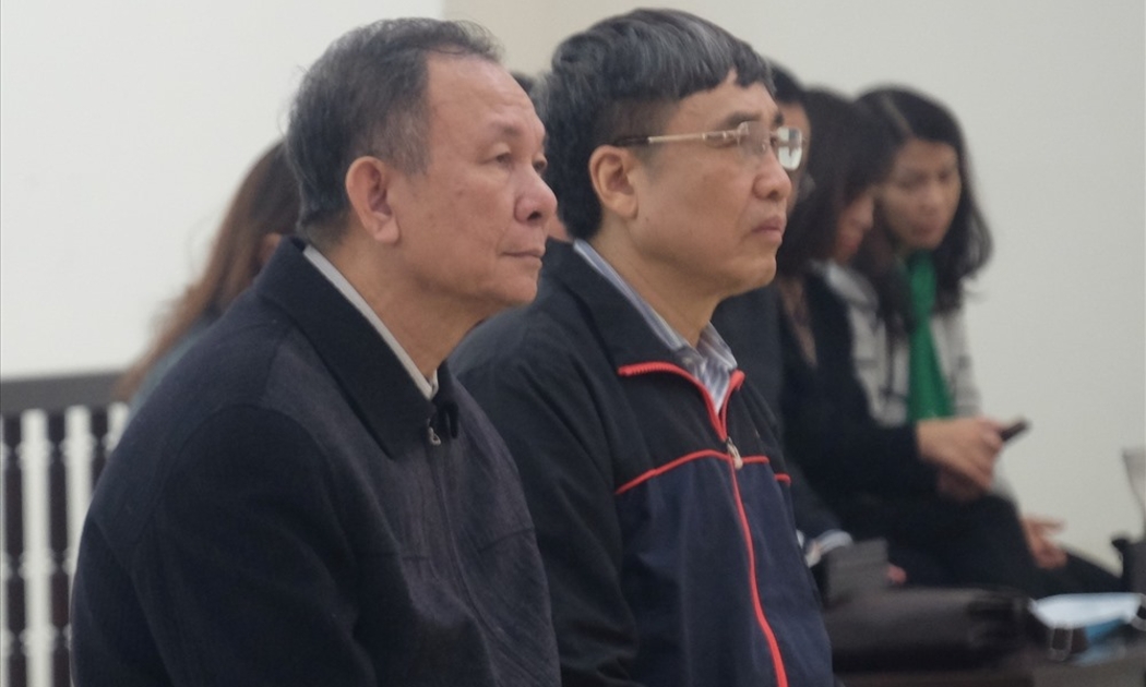Ông Nguyễn Huy Ban (trái) và ông Lê Bạch Hồng (từ trái qua), hai Tổng Giám đốc Bảo hiểm Xã hội Việt Nam tại phiên tòa phúc thẩm