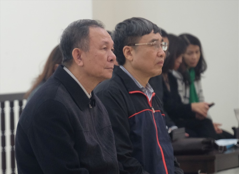 Ông Nguyễn Huy Ban (trái) và ông Lê Bạch Hồng (từ trái qua), hai Tổng Giám đốc Bảo hiểm Xã hội Việt Nam tại phiên tòa phúc thẩm