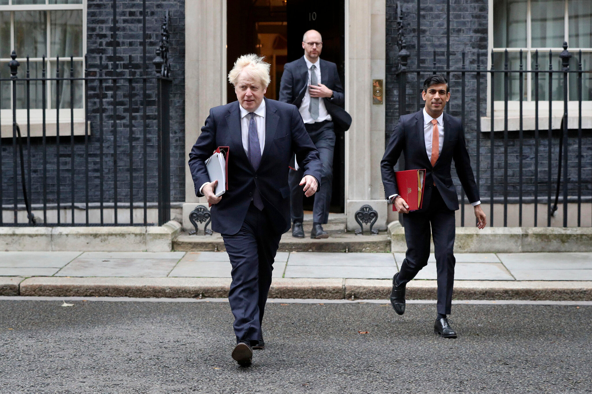 Thủ tướng Anh Borris Johnson (tr&aacute;i) - Ảnh: AP