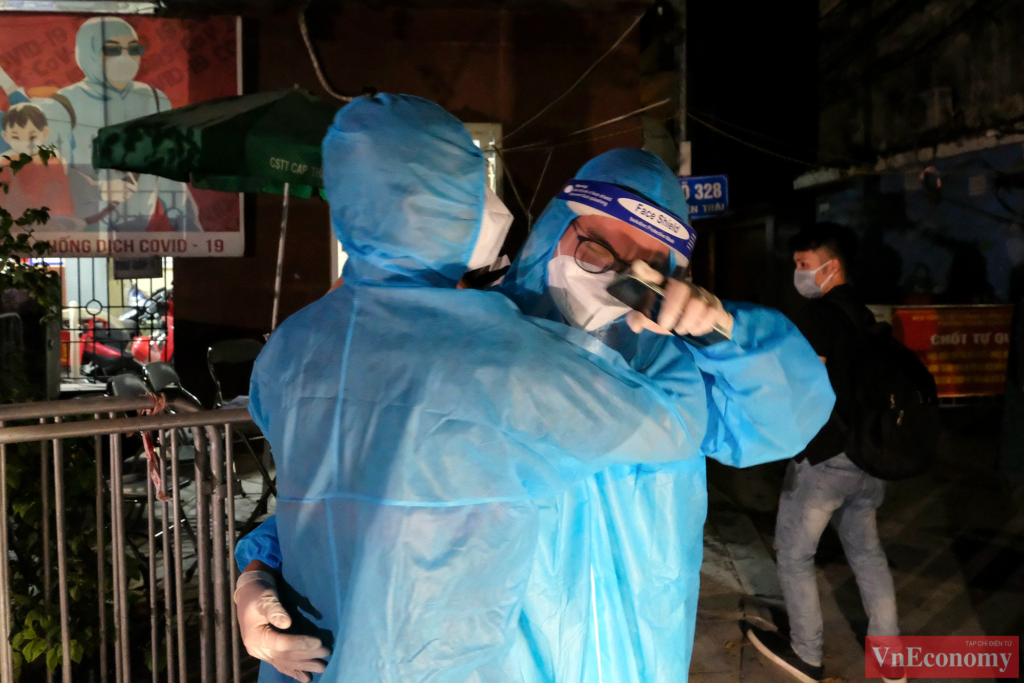 Những c&aacute;n bộ y tế, t&igrave;nh nguyện vi&ecirc;n vỡ &ograve;a trong cảm x&uacute;c sau khi ng&otilde; 328 - 330 đường Nguyễn Tr&atilde;i (phường Thanh Xu&acirc;n Trung, quận Thanh Xu&acirc;n) được gỡ bỏ c&aacute;ch ly y tế.