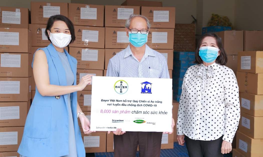 Đại diện Trung tâm Kiểm soát Bệnh tật Tp.HCM tiếp nhận từ Bayer Việt Nam và Hội Phụ nữ từ thiện Tp.HCM (WOCA).