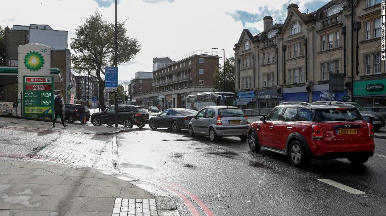 Dòng phương tiện xếp hàng mua xăng tại một trạm xăng ở London ngày 27/9 - Ảnh: CNN