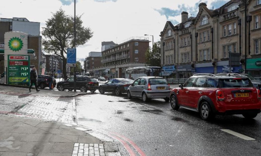 Dòng phương tiện xếp hàng mua xăng tại một trạm xăng ở London ngày 27/9 - Ảnh: CNN