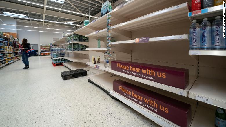 Các kệ hàng trống trơn tại một siêu thị ở Manchester, Anh được chụp vào ngày 22/9  Ảnh: Getty Images