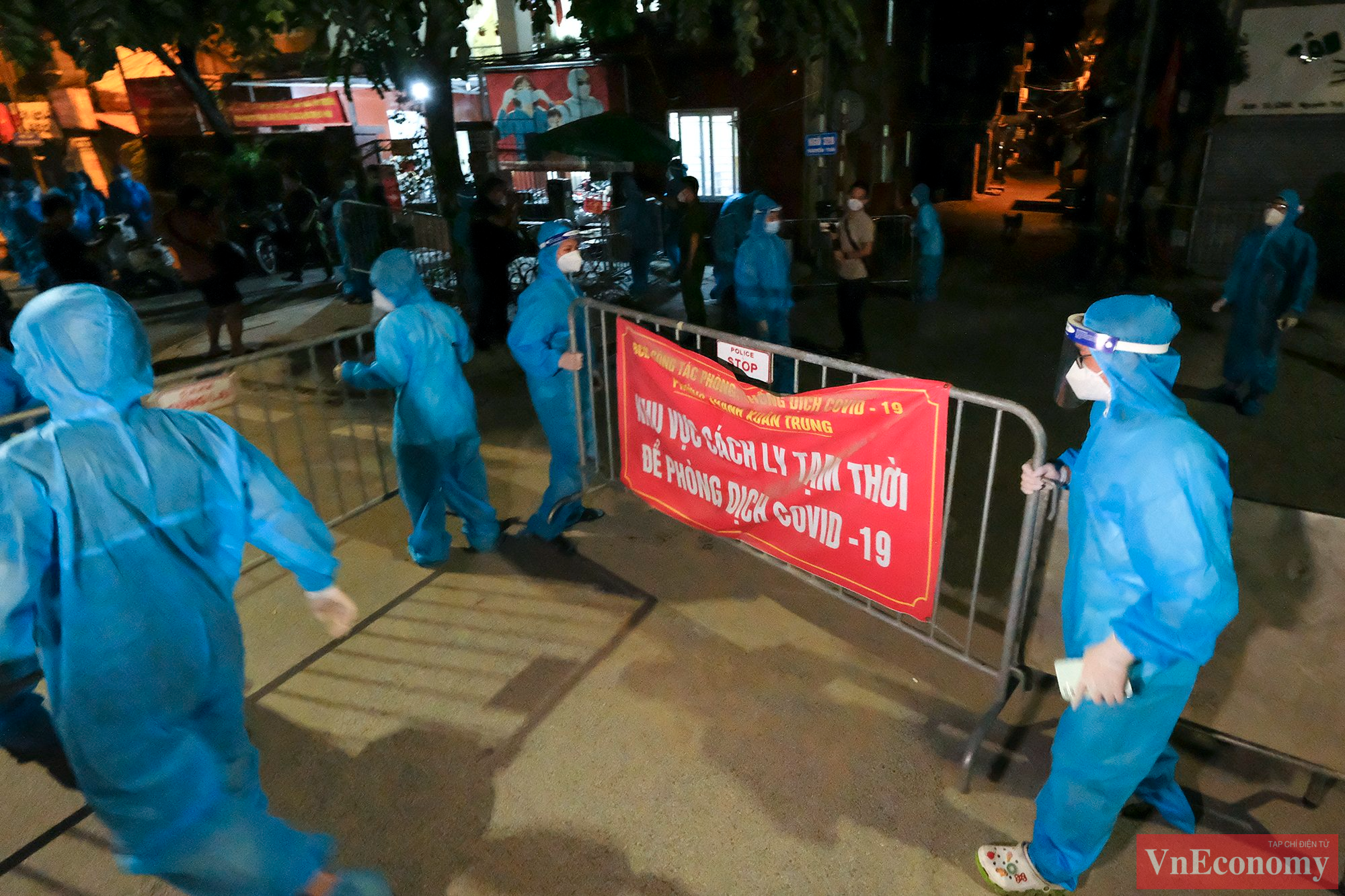 Đúng 0h ngày 19/9, hai ngõ 328 và 330 Nguyễn Trãi bắt đầu được dỡ bỏ phong tỏa. Đây là ổ dịch lớn nhất Hà Nội với gần 600 trường hợp F0.