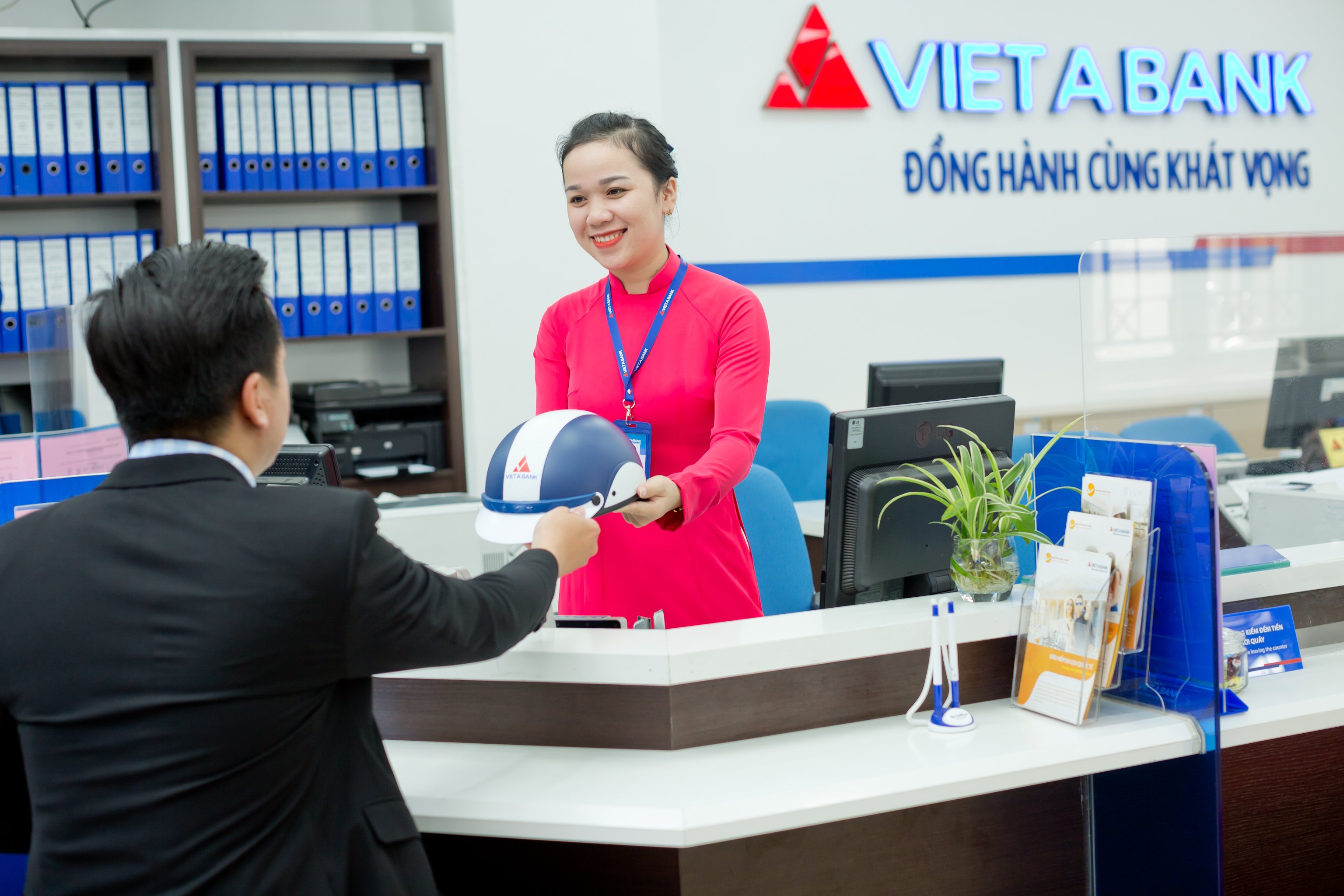 Khách hàng giao dịch tại VAB.