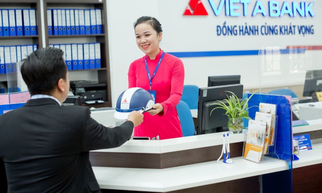 Khách hàng giao dịch tại VAB.
