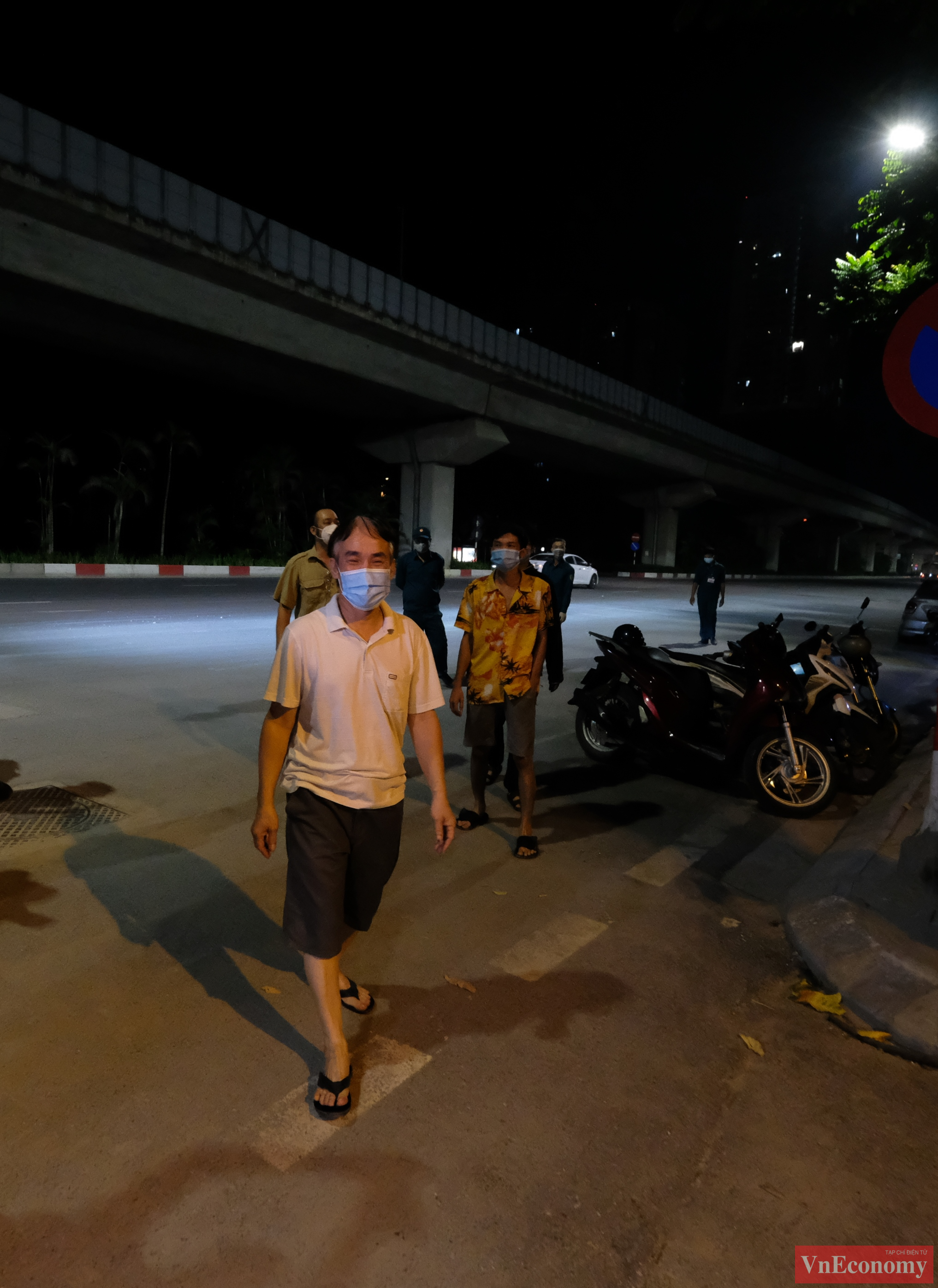 Những người dân đầu tiên trở về nhà được nhân viên y tế hướng dẫn quét mã QR để đảm bảo an toàn. Đồng thời, người dân được khuyến cáo, trong thời gian ở nhà, những trường hợp người dân đã đi cách ly tập trung tại 2 khu cách ly ký túc xá Đại học FPT và Trung tâm Giáo dục quốc phòng an ninh (Đại học Quốc gia Hà Nội), phải thường xuyên theo dõi sức khỏe bản thân, nếu có bất kỳ dấu hiệu lâm sàng bất thường nào, phải đến ngay cơ sở y tế để thăm khám và xử lý kịp thời.