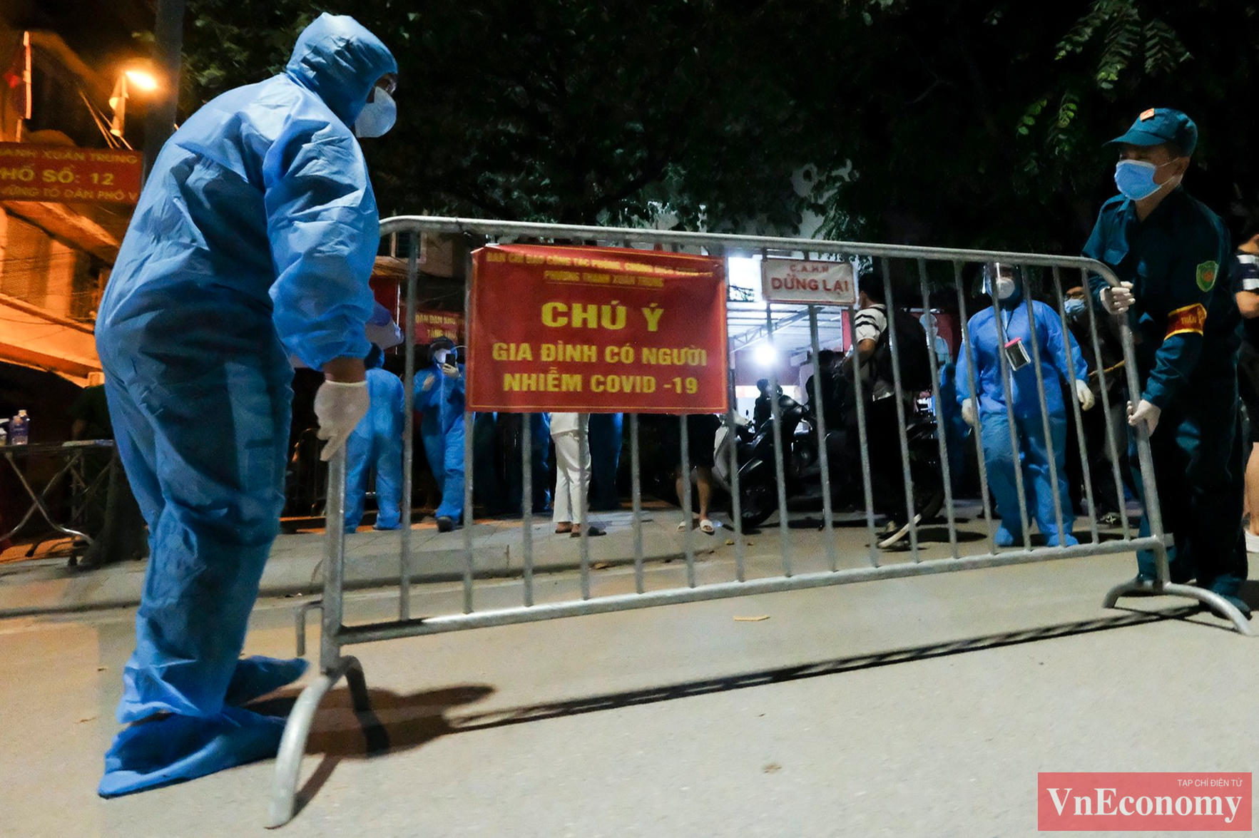 Đúng 0h ngày 19/9, hai ngõ 328 và 330 Nguyễn Trãi bắt đầu được dỡ bỏ phong tỏa. Đây là ổ dịch lớn nhất Hà Nội với gần 600 trường hợp F0. Ảnh: Phương Thảo