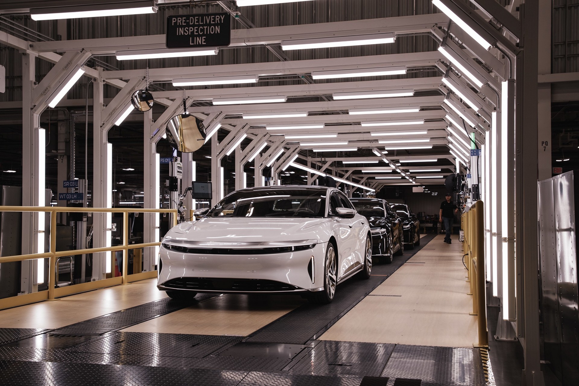 Sau thời gian chờ đợi, cuối cùng chiếc Lucid Air đầu tiên đã đi vào sản xuất.