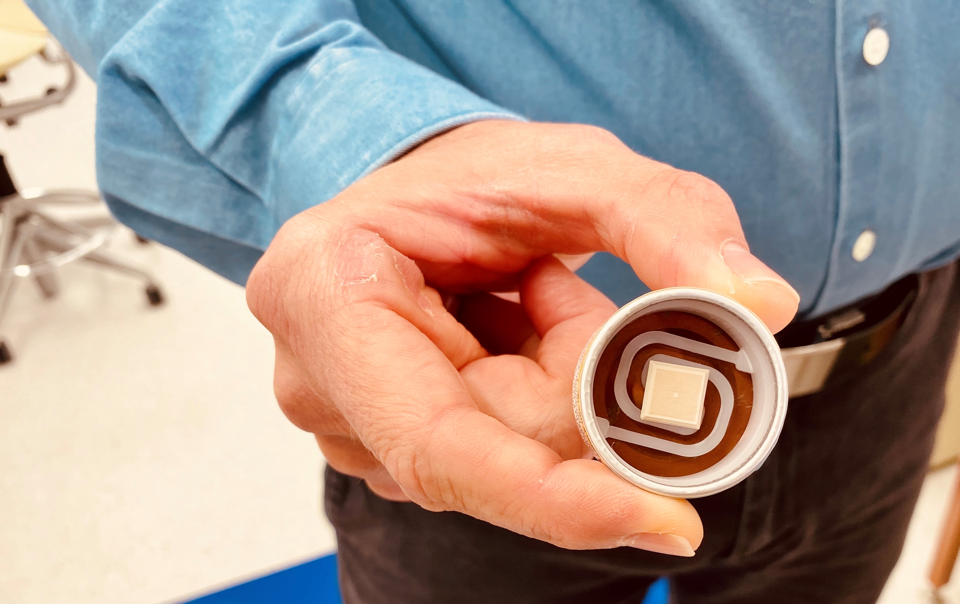 Miếng d&aacute;n vaccine ngừa Covid-19 Hexaprob của&nbsp;C&ocirc;ng ty Vaxxas.