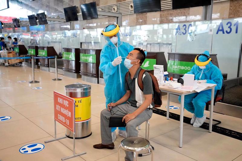 Khách đi máy bay chỉ cần tiêm một mũi vaccine mà không buộc phải xét nghiệm Covid-19.
