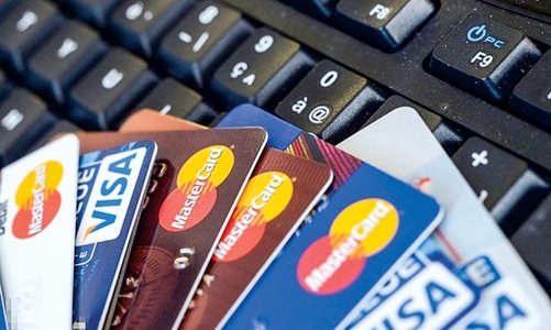 Sắp miễn giảm phí và lãi đối với vay qua thẻ tín dụng