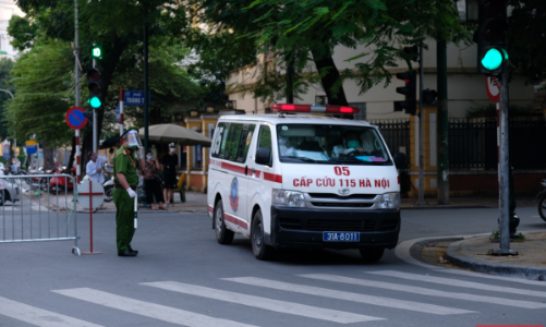 Hà Nội phong tỏa và xét nghiệm 1.400 người tại tòa nhà D Bệnh viện Việt Đức 