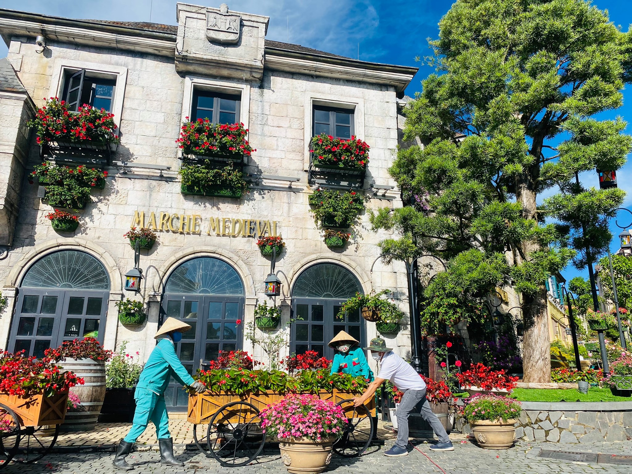 Nhiều doanh nghiệp lữ h&agrave;nh đang t&iacute;ch cực chuẩn bị để c&oacute; thể sẵn s&agrave;ng đi v&agrave;o hoạt động ngay khi du lịch nội địa mở cửa trở lại.