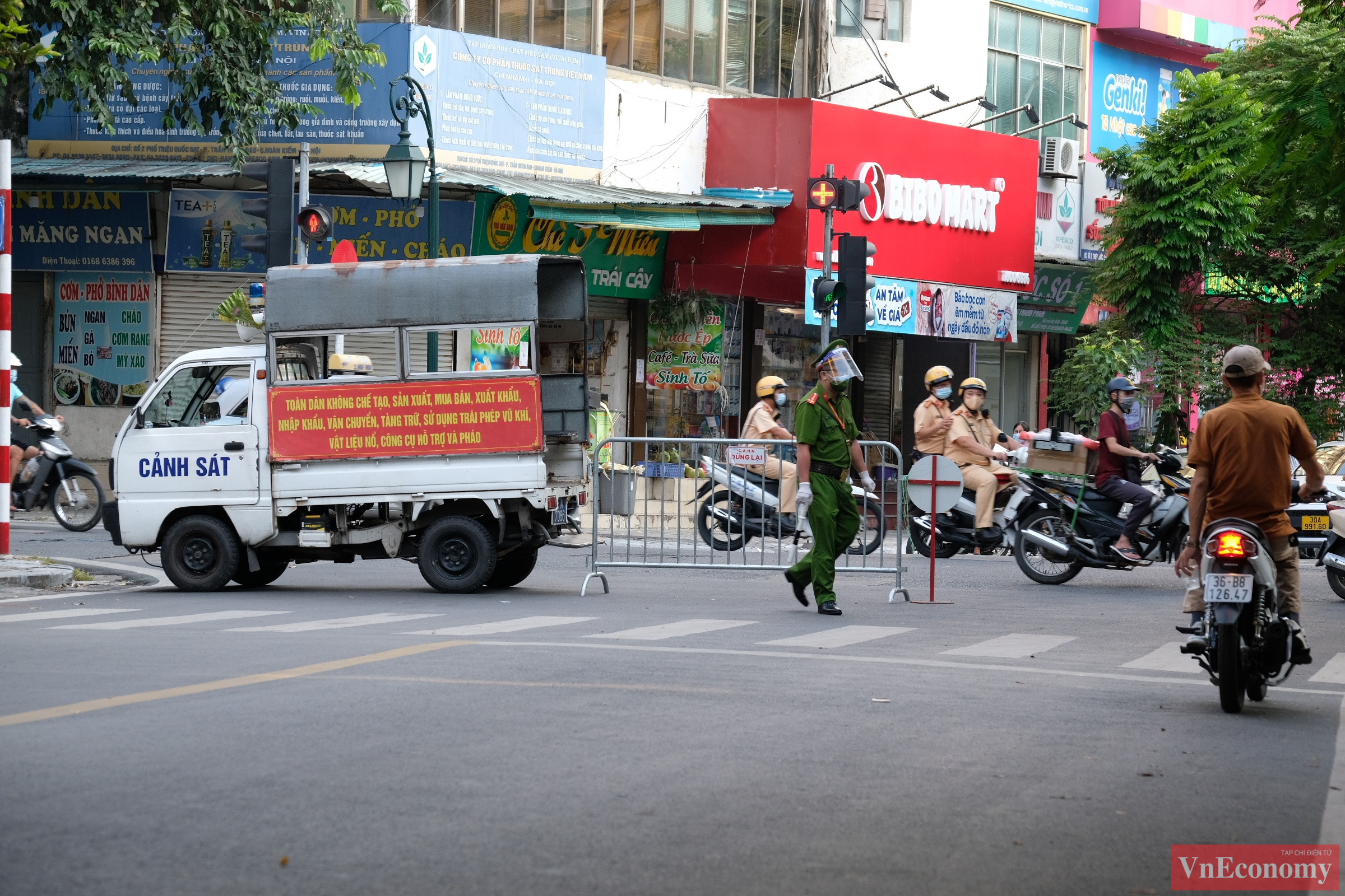Barie cùng dây cảnh báo được dựng dọc hai bên vỉa hè xung quanh bệnh viện cùng với rào chắn tại phố Phủ Doãn, trước cổng vào bệnh viện. 