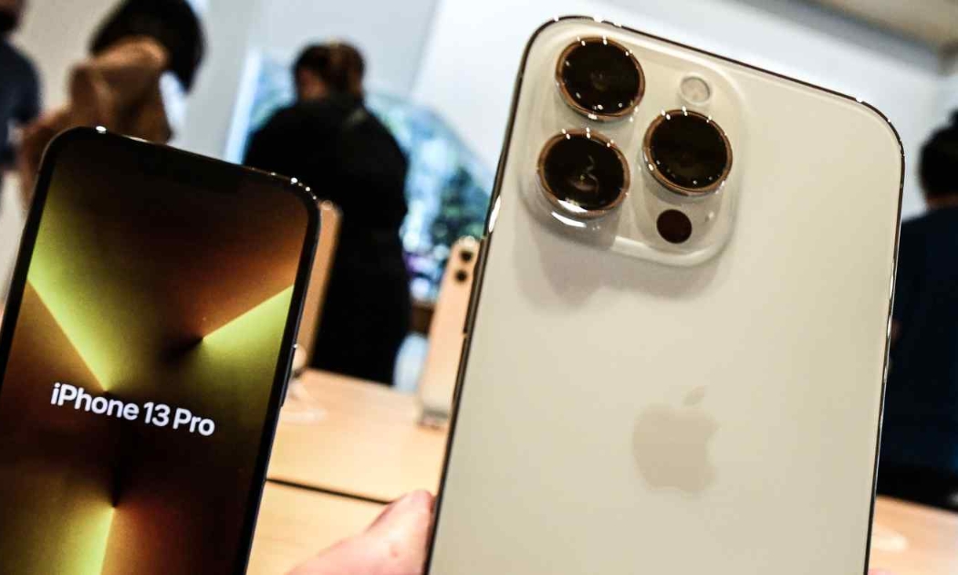 IPhone 13 mới ra mắt của Apple gặp phải sự cố sản xuất, một phần do tình hình dịch bệnh Covid-19 tại Việt Nam - Ảnh: Nikkei Aisa