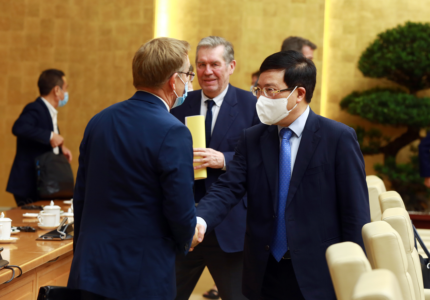 Ph&oacute; Thủ tướng Phạm B&igrave;nh Minh trao đổi với đại diện c&aacute;c ng&acirc;n h&agrave;ng ph&aacute;t triển.