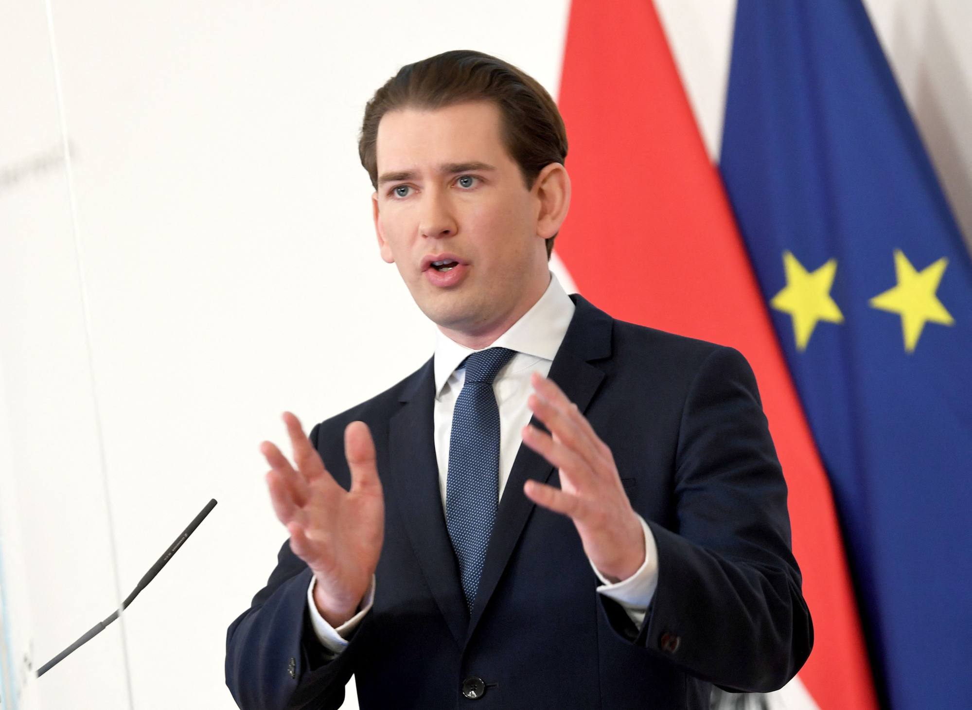 &Ocirc;ng Sebastian Kurz, 35 tuổi, l&agrave; Thủ tướng đương nhiệm của &Aacute;o từ th&aacute;ng 1/2020. &Ocirc;ng cũng từng giữ cương vị n&agrave;y từ th&aacute;ng 12/2017 đến th&aacute;ng 5/2019, l&agrave; thủ tướng trẻ nhất của &Aacute;o. Với cương vị n&agrave;y, &ocirc;ng được trả lương 328.600 USD/năm - Ảnh:&nbsp;APA/AFP