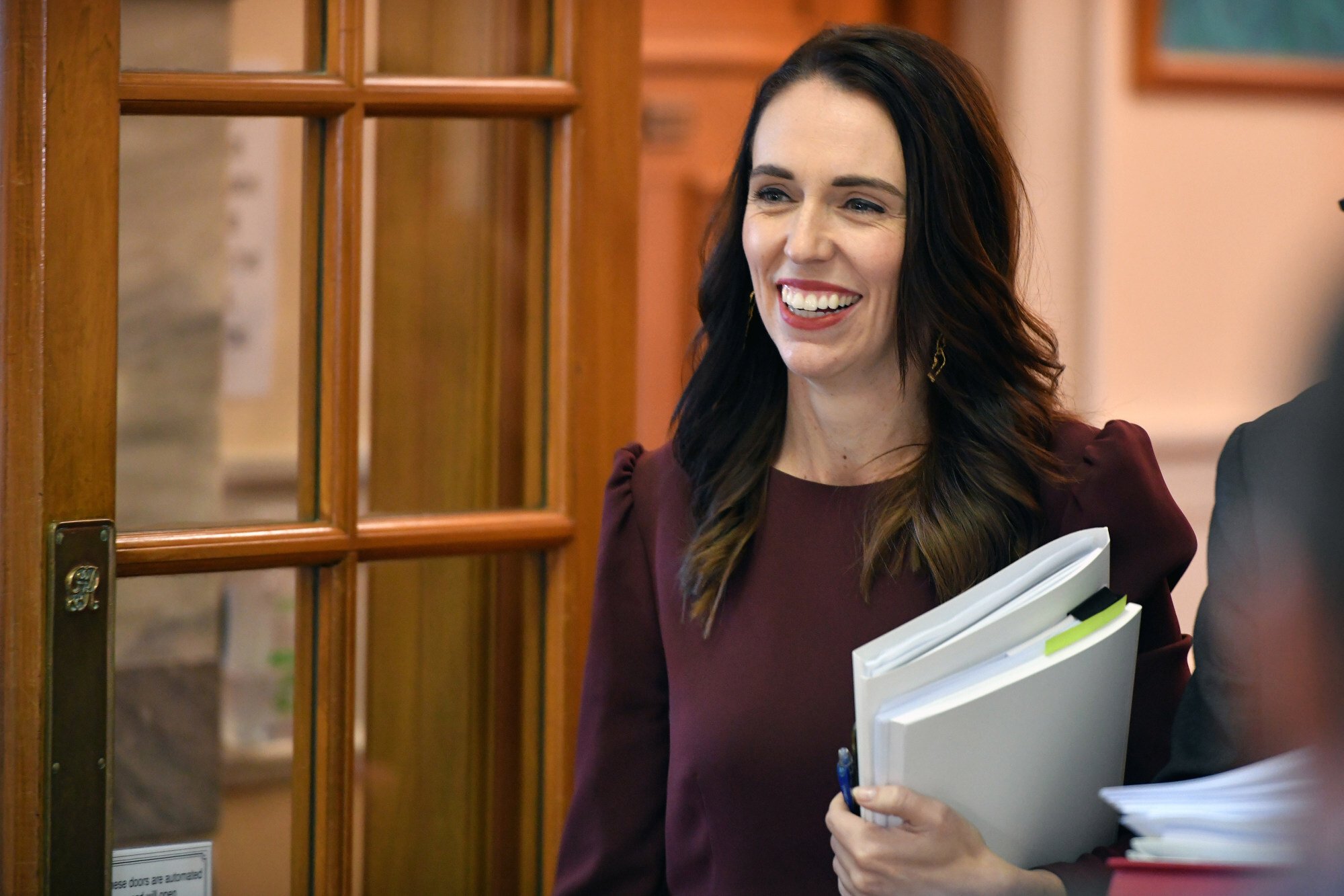Năm 2017, ở tuổi 37, b&agrave; Jacinda Ardern trở th&agrave;nh nh&agrave; l&atilde;nh đạo trẻ nhất của New Zealand trong hơn 150 năm qua. Với cương vị Thủ tướng New Zealand, b&agrave; Jacinda Ardern đươc trả lương 324.000 USD một năm. Kh&ocirc;ng chỉ l&agrave; một trong những nh&agrave; l&atilde;nh đạo nữ đầu ti&ecirc;n sinh con trong nhiệm kỳ của m&igrave;nh, b&agrave; Ardern cũng l&agrave; người đầu ti&ecirc;n mang con tới cuộc họp của Đại hội đồng Li&ecirc;n hợp quốc - Ảnh:&nbsp;Bloomberg