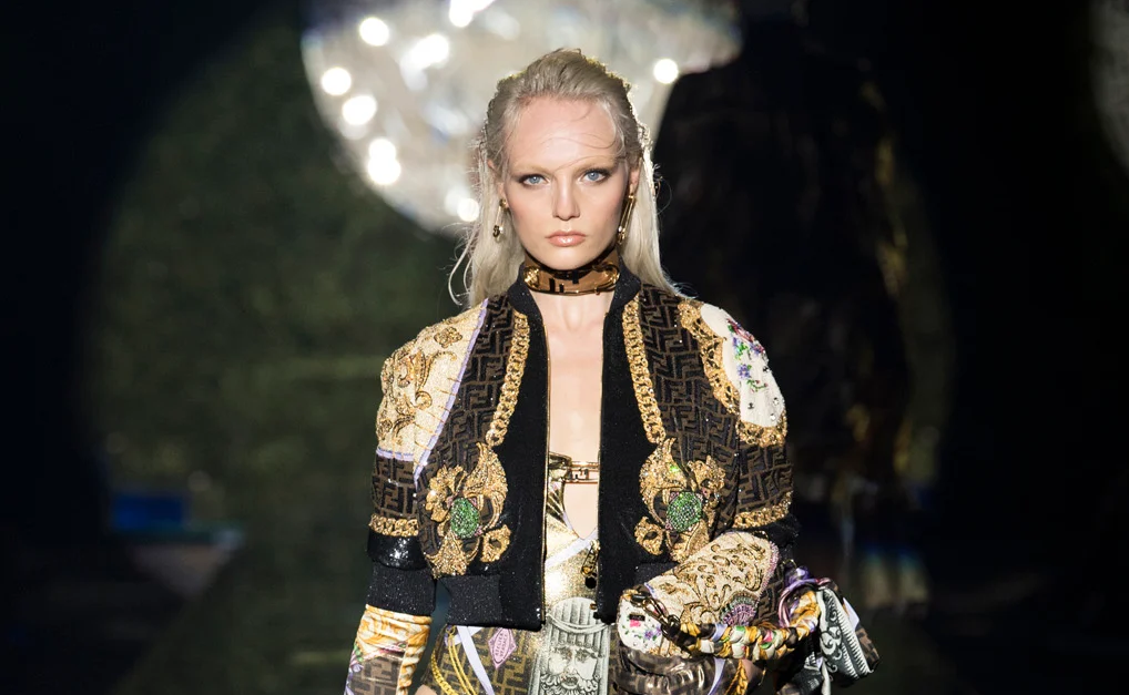 Bộ sưu tập Versace by Fendi của hai Gi&aacute;m đốc S&aacute;ng tạo Kim Jones v&agrave; Silvia Venturini Fendi.