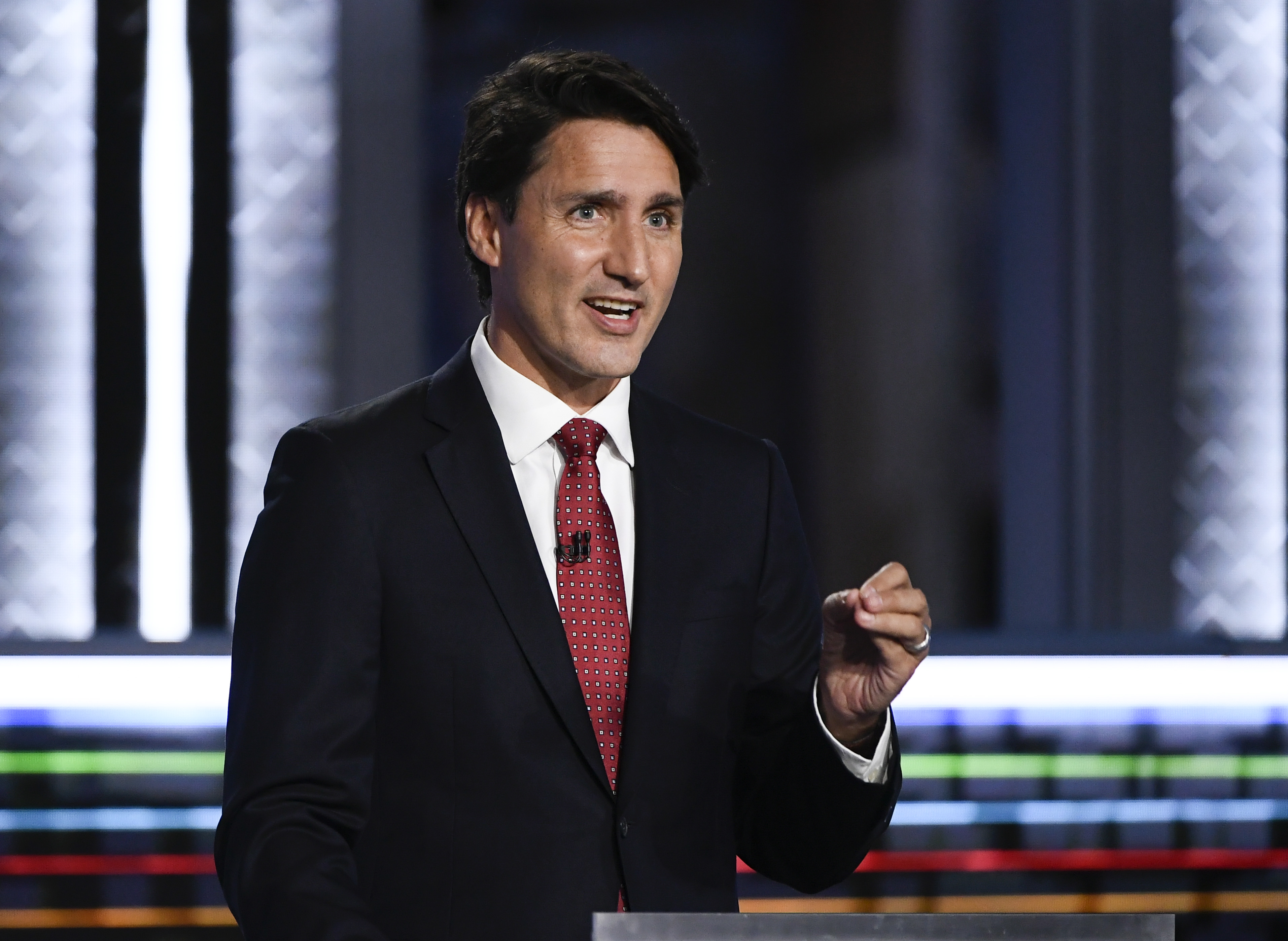 Theo SCMP, &ocirc;ng Justin Trudeau, 49 tuổi, nhận mức lương trong khoảng từ 146.000 &ndash; 365.000 USD/năm dưới cương vị Thủ tướng Canada. &Ocirc;ng được bầu l&agrave;m thủ tướng thứ 23 của Canada v&agrave;o th&aacute;ng 11/2015,&nbsp; v&agrave; l&atilde;nh đạo đảng Tự do của nước n&agrave;y từ năm 2013 - Ảnh: AFP