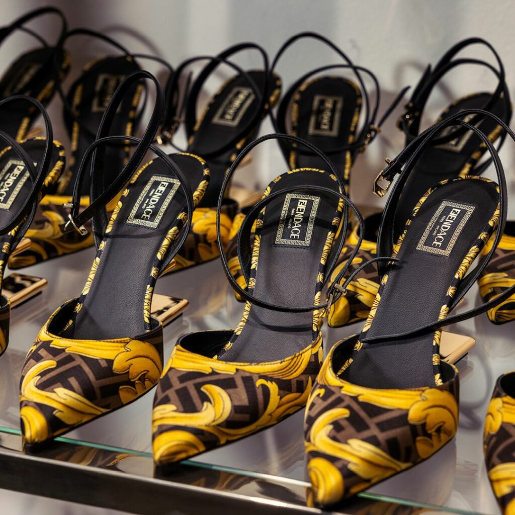 Bộ sưu tập Fendace của Fendi v&agrave; Versace l&agrave; một phần của m&ugrave;a Pre-Fall 2022, sẽ được tung ra to&agrave;n cầu v&agrave;o th&aacute;ng 05/2022.