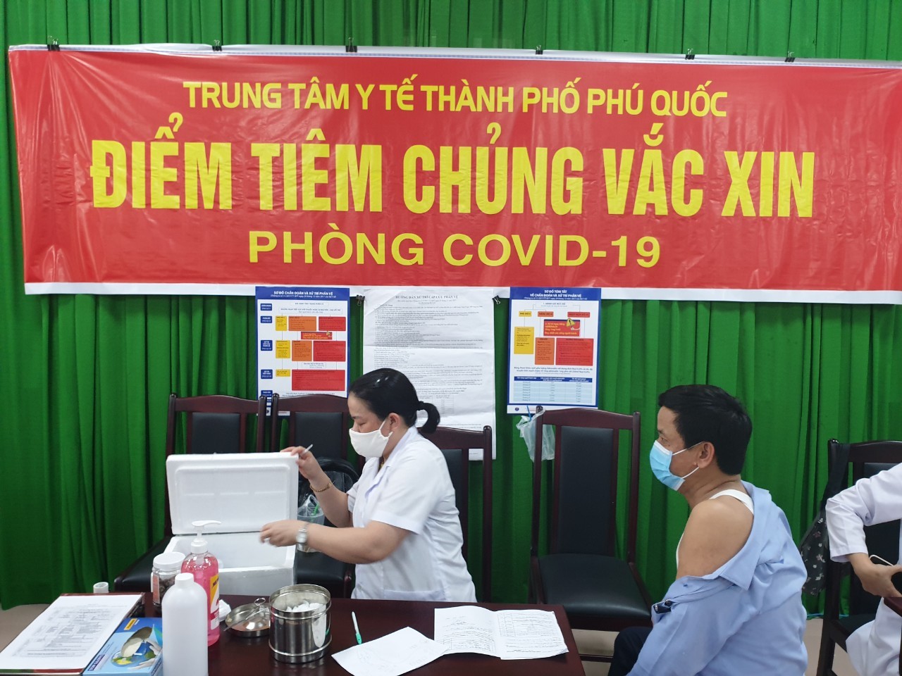 Phải đảm bảo &iacute;t nhất 90% d&acirc;n cư v&agrave; người lao động ti&ecirc;m đủ vaccine th&igrave; Ph&uacute; Quốc mới c&oacute; thể mở cửa đ&oacute;n kh&aacute;ch quốc tế.