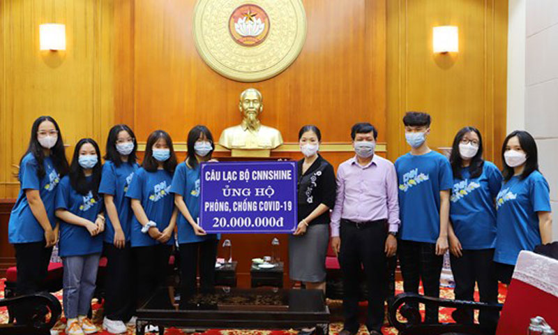 Phó Chủ tịch Uỷ ban Trung ương Mặt trận Tổ quốc Việt Nam Trương Thị Ngọc Ánh tiếp nhận ủng hộ. Ảnh - Hương Diệp. 