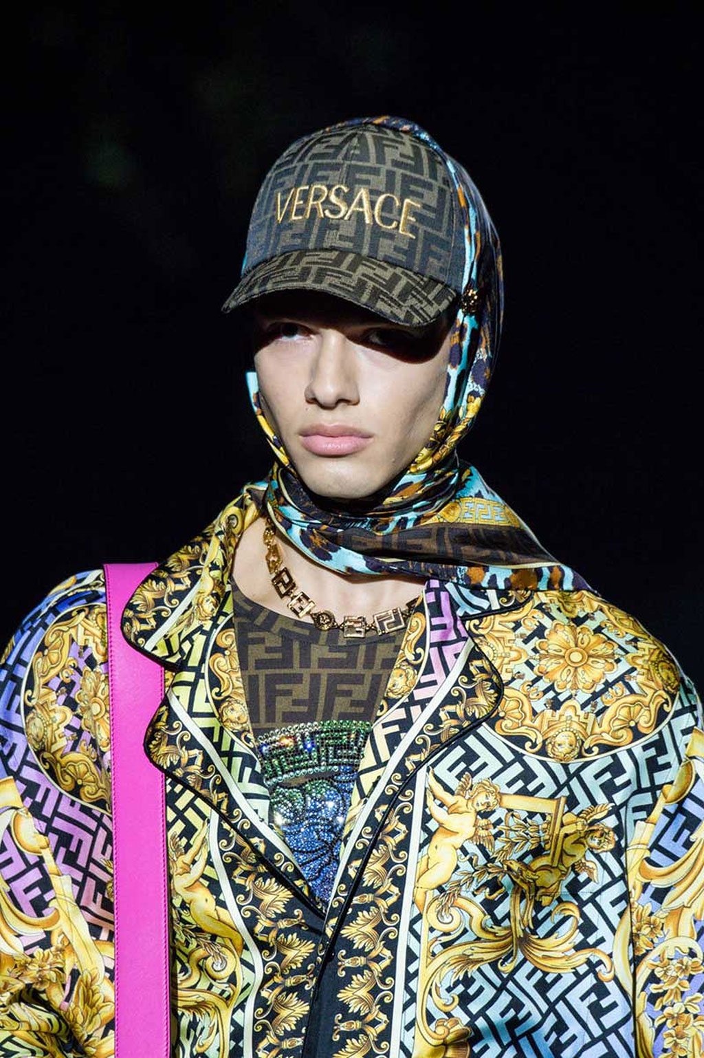 Bộ sưu tập Fendi by Versace của NTK Donatella.