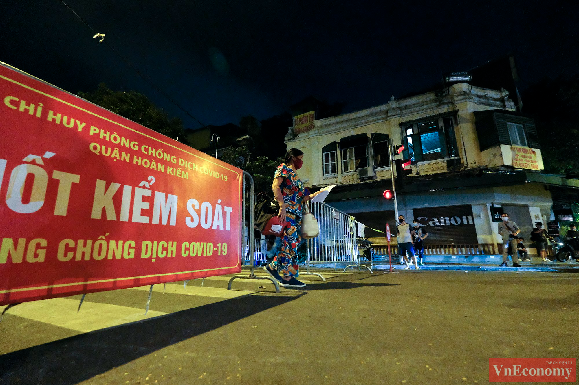Những bệnh nhân này được lực lượng chức năng chia thành 2 nhóm, tiến hành khai báo thông tin cá nhân và xuất trình kết quả xét nghiệm âm tính trước khi rời khỏi bệnh viện.