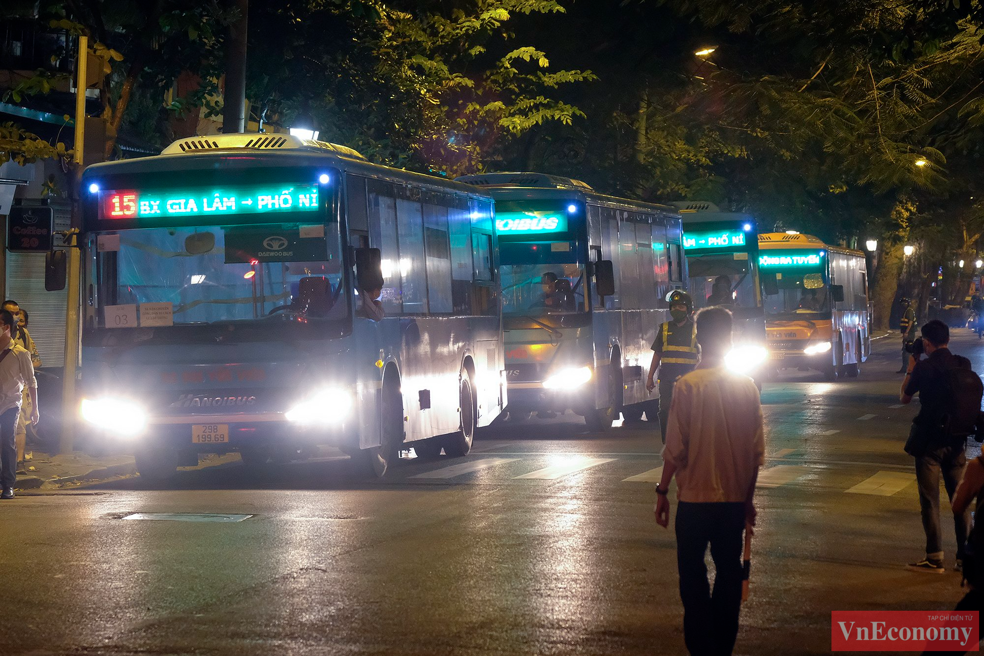 Khoảng 21h30 tối,&nbsp;7 xe bu&yacute;t 45 chỗ đ&atilde; được điều động đến cổng Bệnh viện Việt Đức tr&ecirc;n phố Phủ Do&atilde;n (H&agrave; Nội).