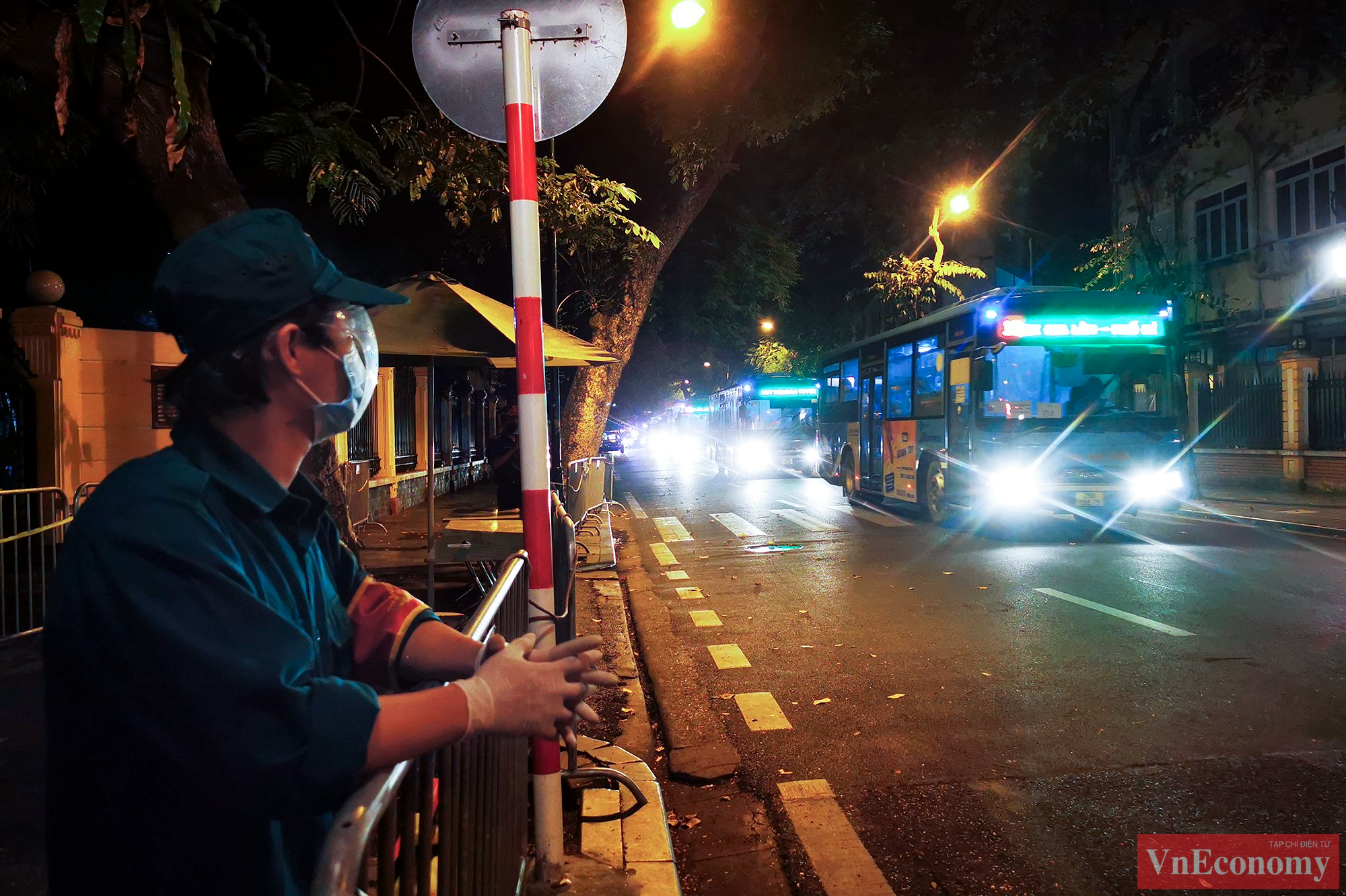 Do phải xếp chỗ ngồi gi&atilde;n c&aacute;ch v&agrave; đảm bảo c&aacute;c yếu tố an to&agrave;n ph&ograve;ng dịch, đến 0h15&nbsp;ng&agrave;y 3/10, c&aacute;c chuyến xe mới bắt đầu di chuyển từ bệnh viện đến khu c&aacute;ch ly tập trung.