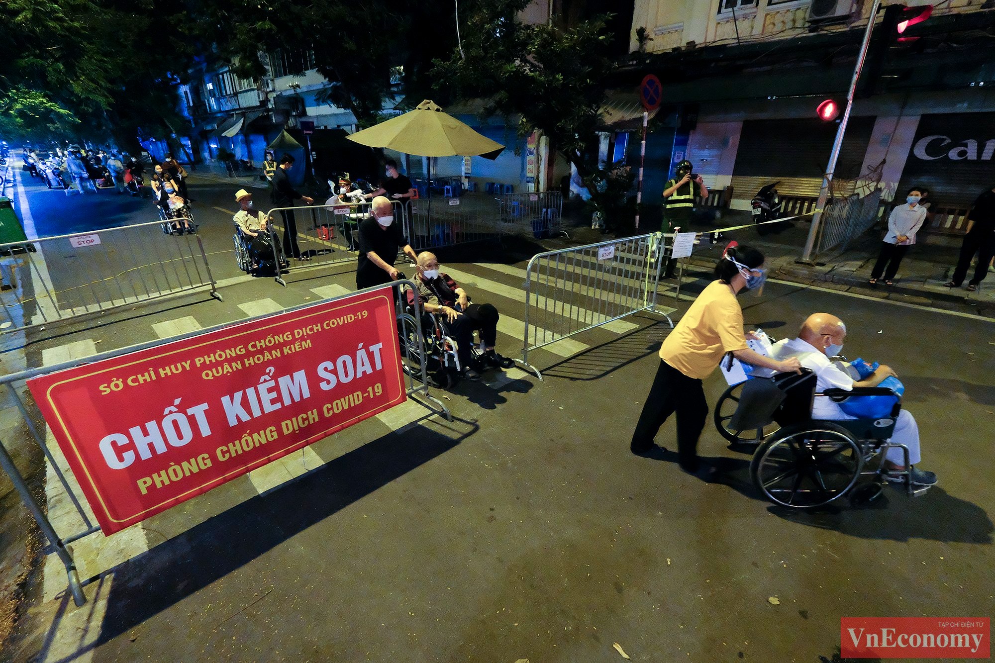 Phần lớn bệnh nhân là người cao tuổi, phải ngồi xe lăn, có người nhà giúp đỡ di chuyển. Dự kiến 3 ngày nữa, những bệnh nhân này phải tiếp tục lấy mẫu xét nghiệm bổ sung.