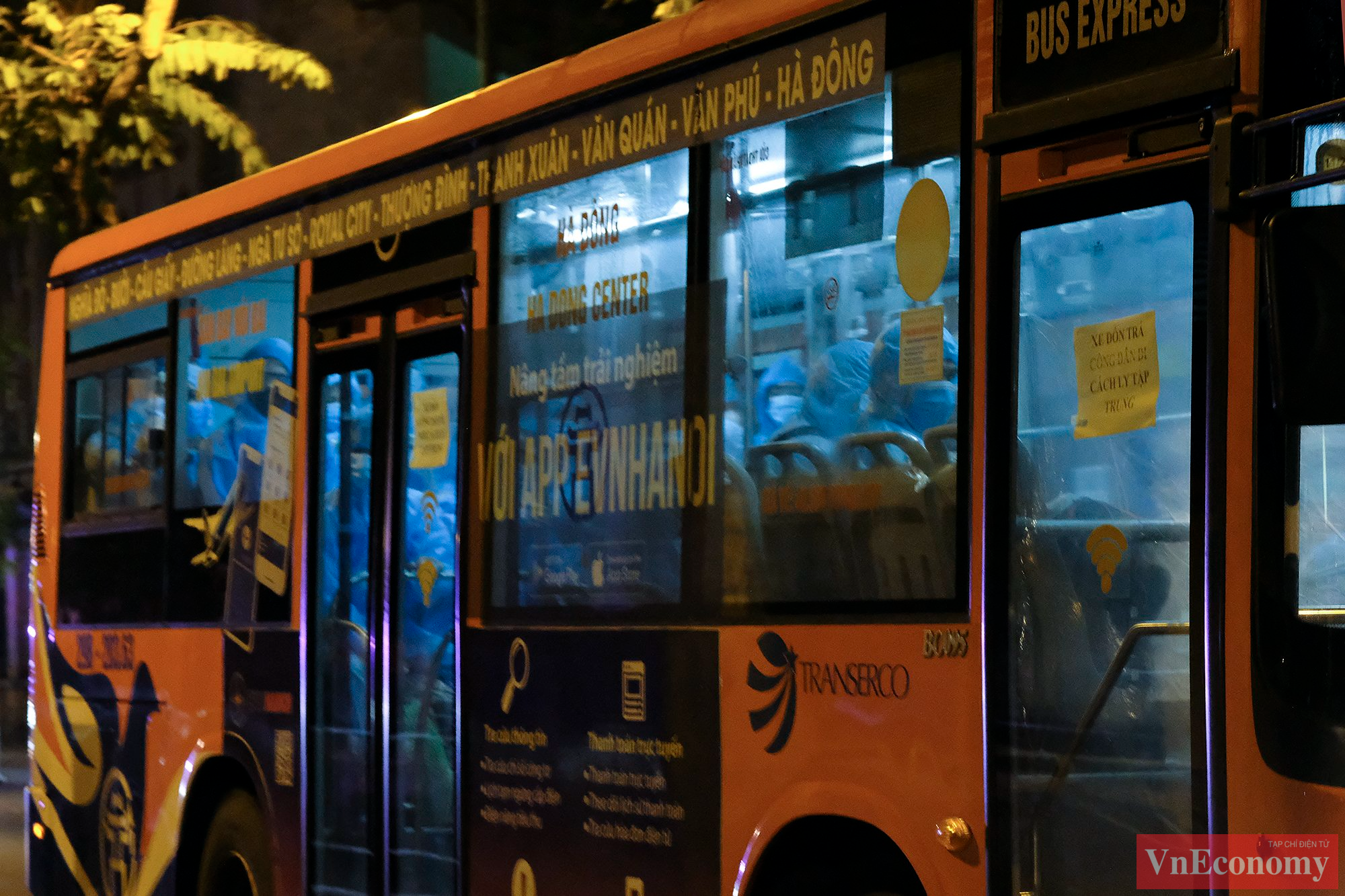 Mỗi chiếc xe bu&yacute;t đều&nbsp;c&oacute; v&aacute;ch ngăn với buồng l&aacute;i để đảm bảo quy định ph&ograve;ng chống dịch.