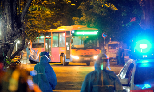 145 F1 tại Bệnh viện Việt Đức được đưa đi cách ly trong đêm