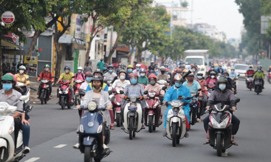 Ngày đầu tiên đi làm lại sau hơn 4 tháng giãn cách, sáng ngày 04/10 nhiều tuyến đường trong TP.HCM xe cộ trở nên đông đúc.