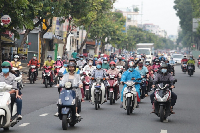 Ngày đầu tiên đi làm lại sau hơn 4 tháng giãn cách, sáng ngày 04/10 nhiều tuyến đường trong TP.HCM xe cộ trở nên đông đúc. 