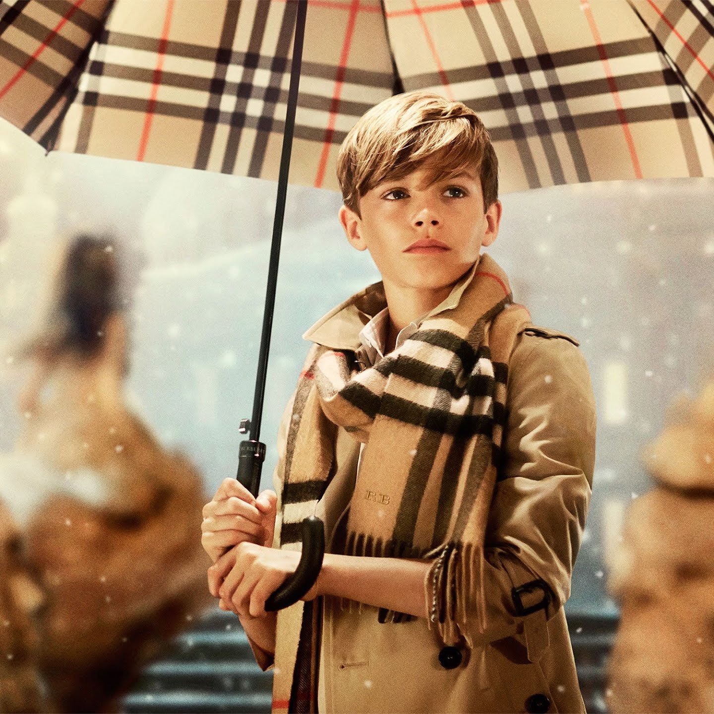 Romeo&nbsp;Beckham từng l&agrave;&nbsp;người mẫu nh&iacute; cho chiến dịch Xu&acirc;n H&egrave; 2013 của Burberry.