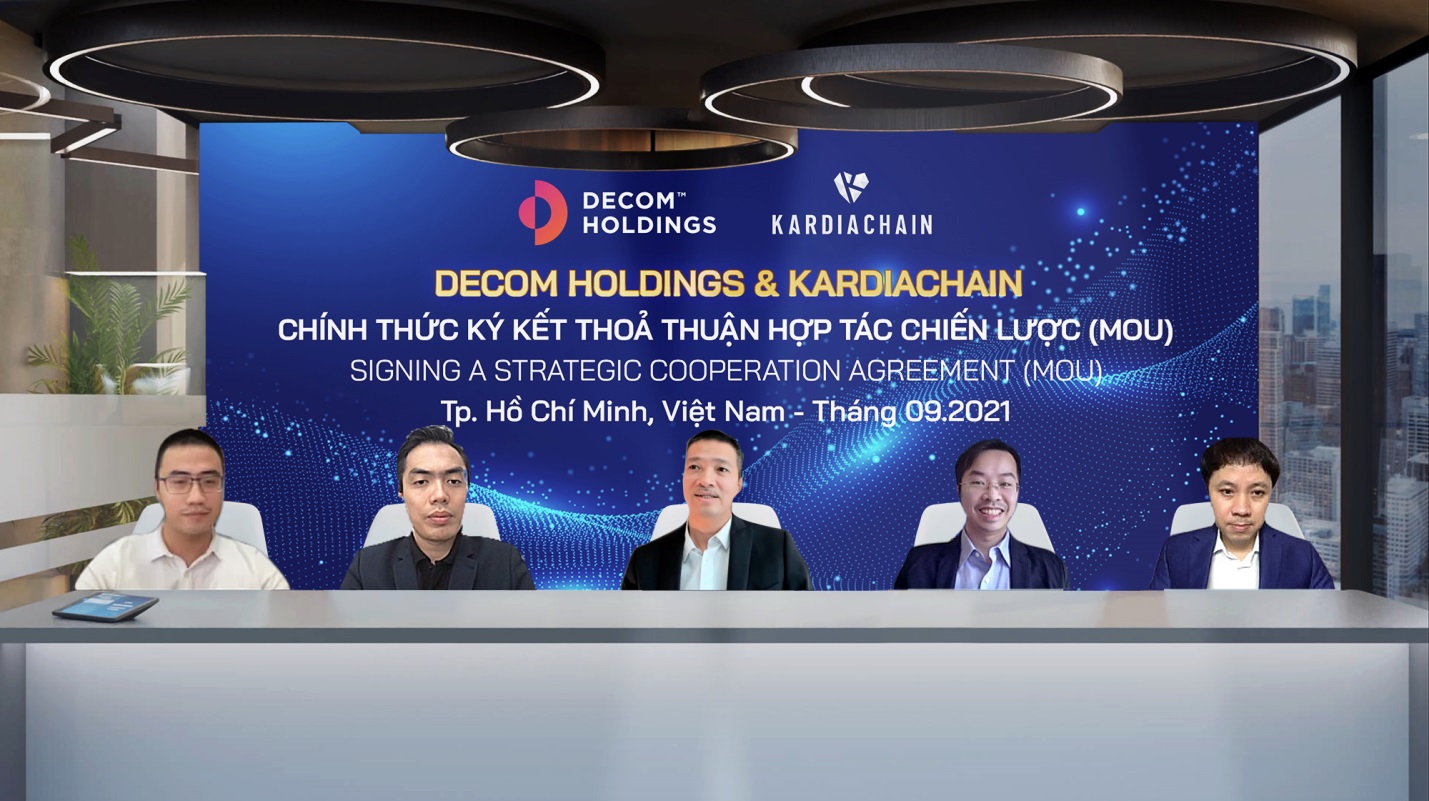 Lãnh đạo Decom Holdings và KardiaChain tham gia ký kết thỏa thuận hợp tác.