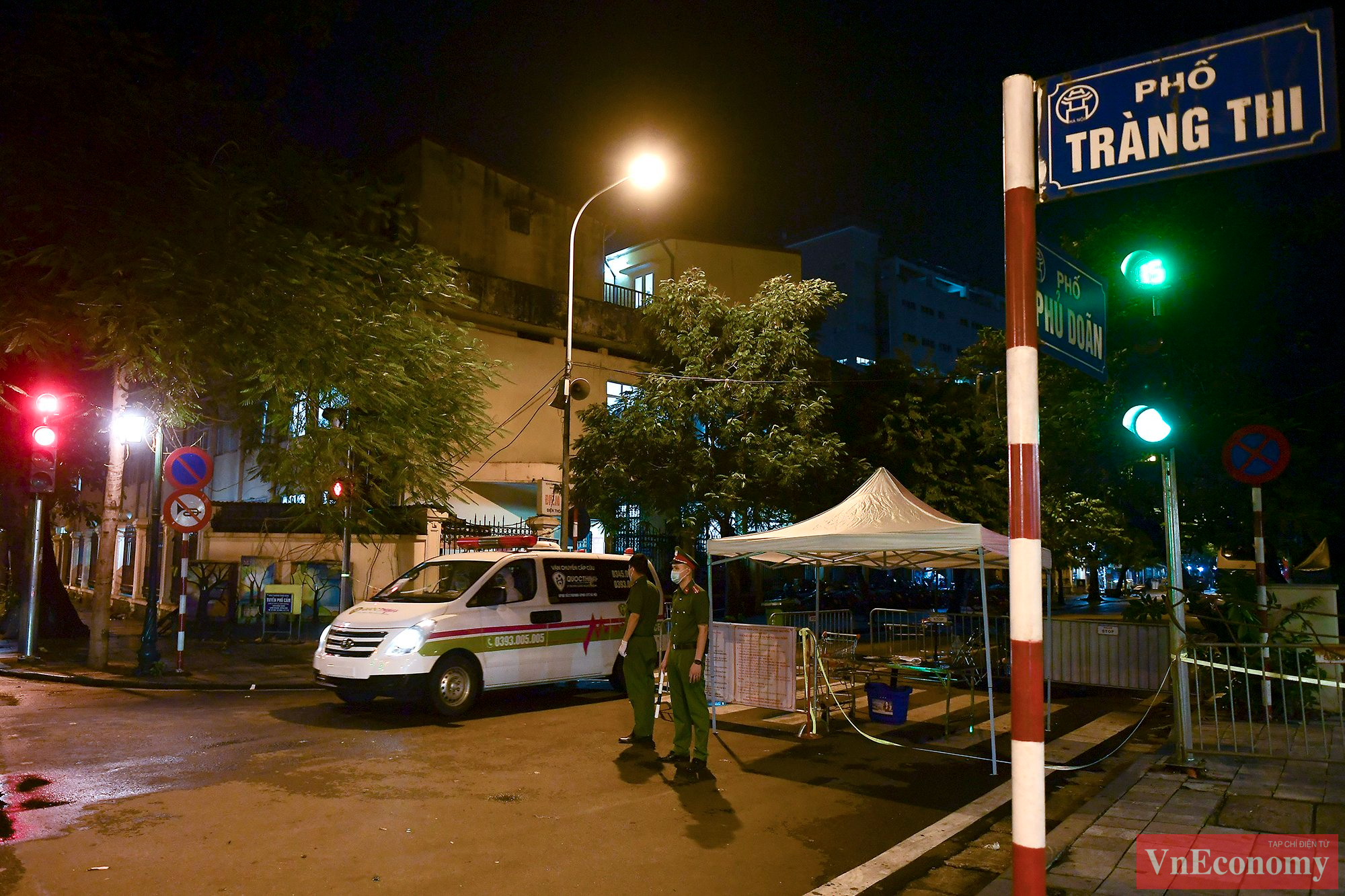 Ngay từ 19h t&ocirc;́i, lực lượng chức năng g&ocirc;̀m c&ocirc;ng an, thanh tra giao th&ocirc;ng được tăng cường đ&ecirc;̉ ph&acirc;n lu&ocirc;̀ng giao th&ocirc;ng, h&ocirc;̃ trợ các xe di chuy&ecirc;̉n vào và ra khỏi b&ecirc;̣nh vi&ecirc;̣n.