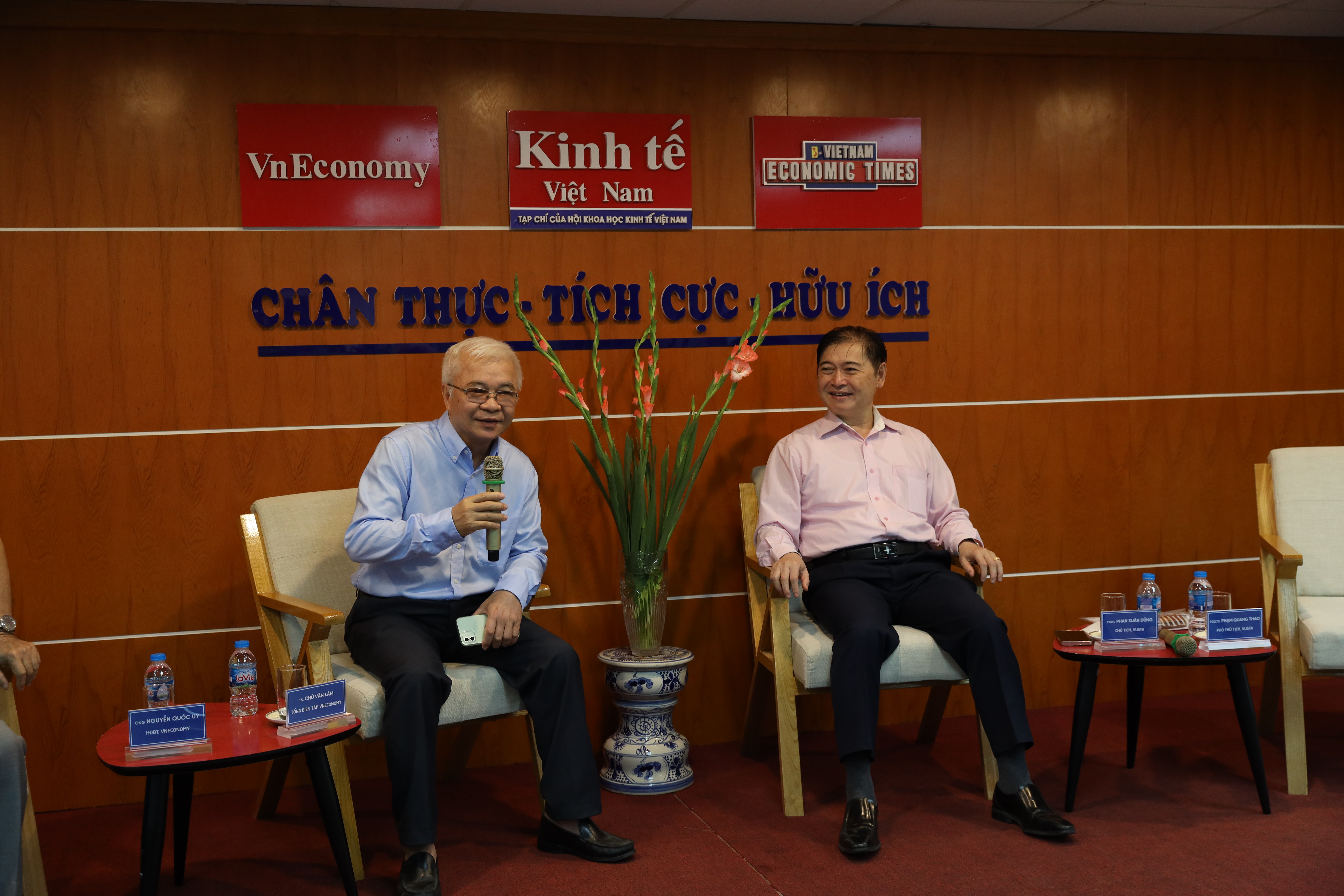 Từ trái qua phải: TS. Chử Văn Lâm, Tổng biên tập Tạp chí Kinh tế Việt Nam cùng TSKH. Phan Xuân Dũng, Chủ tịch Liên hiệp các Hội Khoa học và kỹ thuật Việt Nam tại buổi làm việc chiều ngày 5/10/2021. Ảnh: Chu Xuân Khoa.